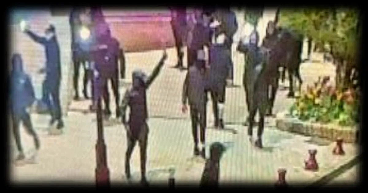 Fresnes : la mairie ciblee par des tirs de mortier et saccagee par des individus masques