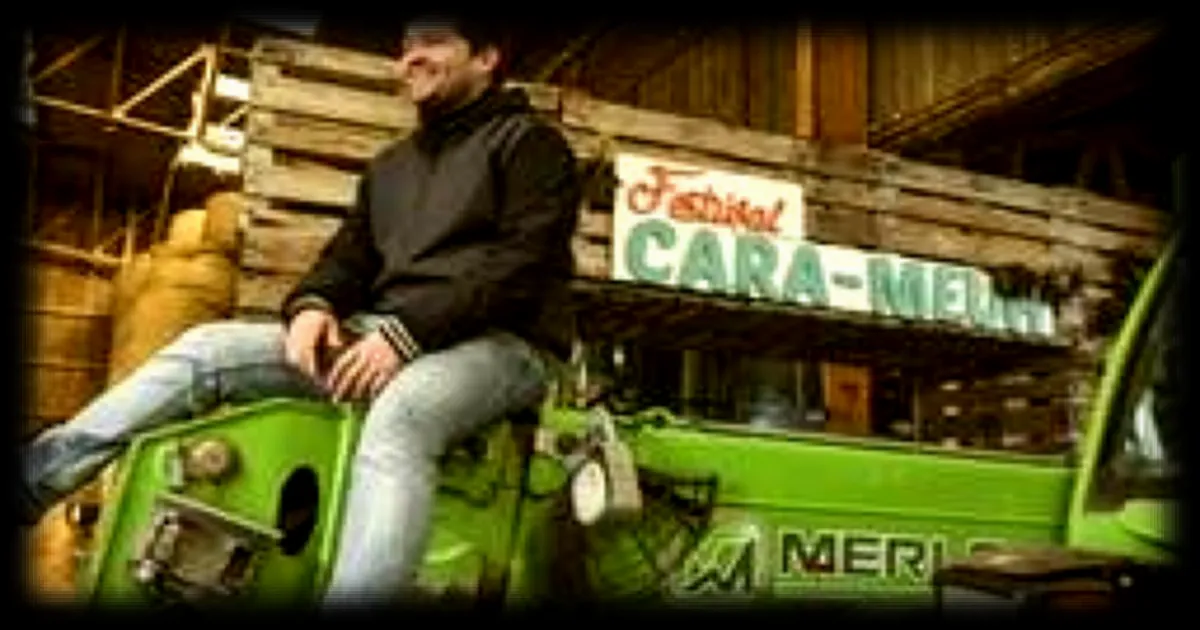 Gauthier Héron organise la troisième édition du festival d'humour 'Show dans la baie' à la ferme dans la Manche