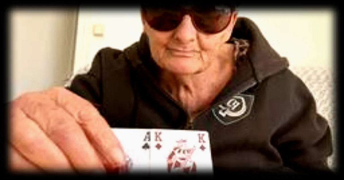Georgette, la « mamie poker » de Caen, continue de bluffe à 77 ans