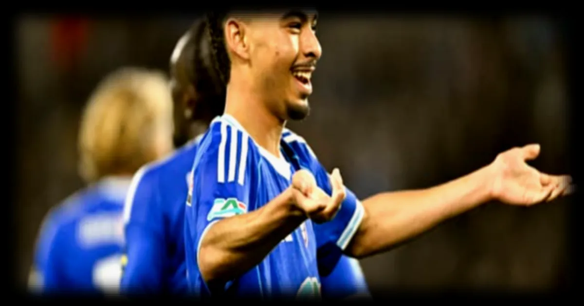 Gessime Yassine s'excuse aupres de l'arbitre apres avoir recu un carton jaune pour simulation