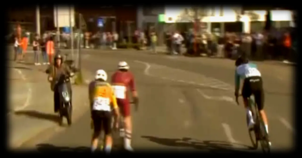 GP de l’Escaut 2026 : un scooter à contresens évité de justesse par le peloton