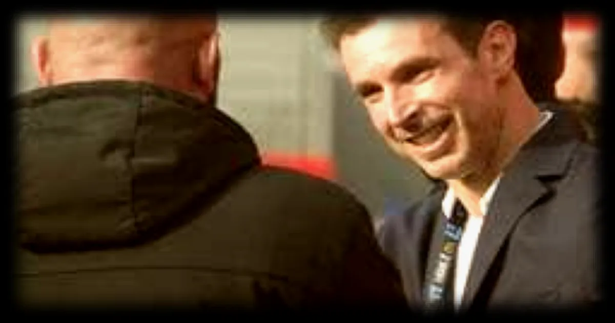 Grégory Lorenzi, directeur sportif du Stade Brestois, en discussion avec l'OGC Nice