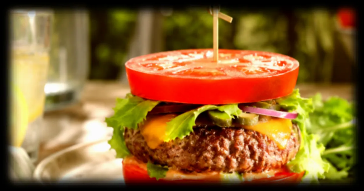 Hamburger de tomate sans pain : une recette estivale légère et riche en protéines selon le Dr Jean-Michel Cohen