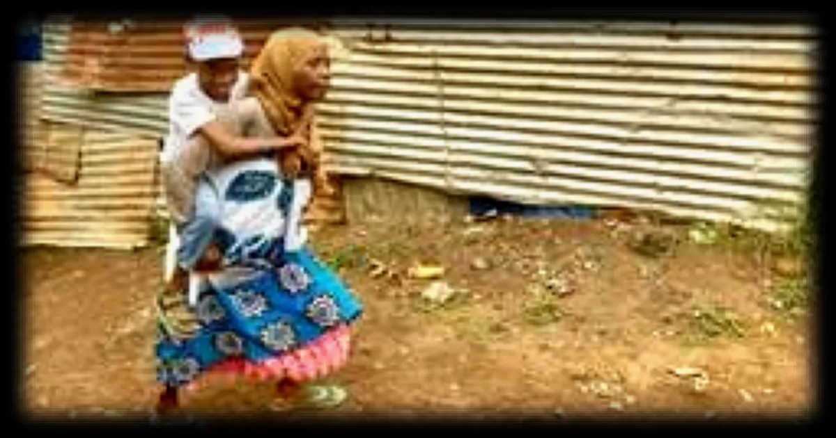 Handicap à Mayotte : une mère porte son fils de dix ans pour l'emmener à l'école