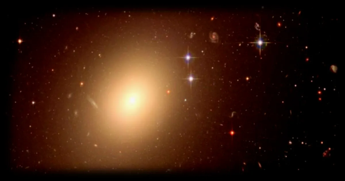 IC 1101, la plus grande galaxie connue, pulvérise les records de notre Voie lactée