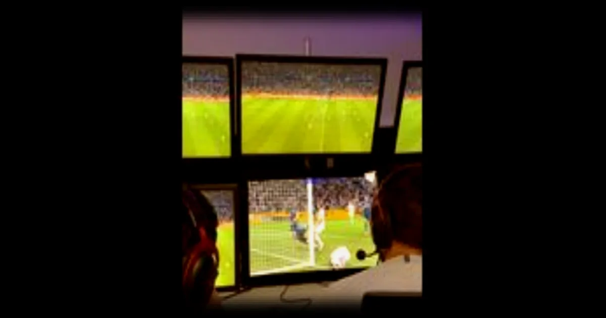 Immersion au sein du Centre de visionnage VAR : Deux journalistes de Radio France se mettent dans la peau d'arbitres vidéo en Ligue 1