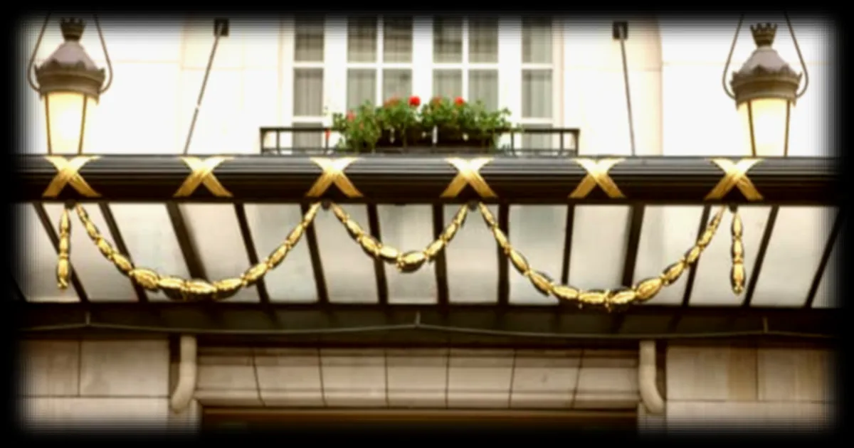 Incendie au Bristol à Paris : évacuation de 400 personnes, un bilan initial rassurant