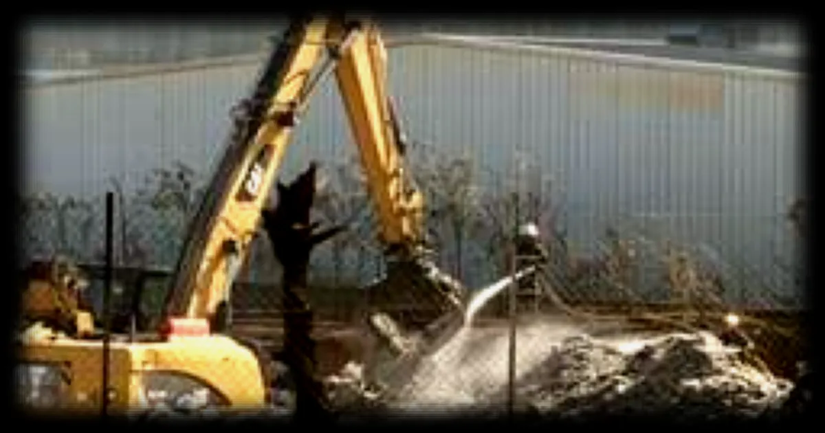 Incendie majeur dans une entreprise de déchets à Seiches-sur-le-Loir : l'origine du feu suscite des interrogations