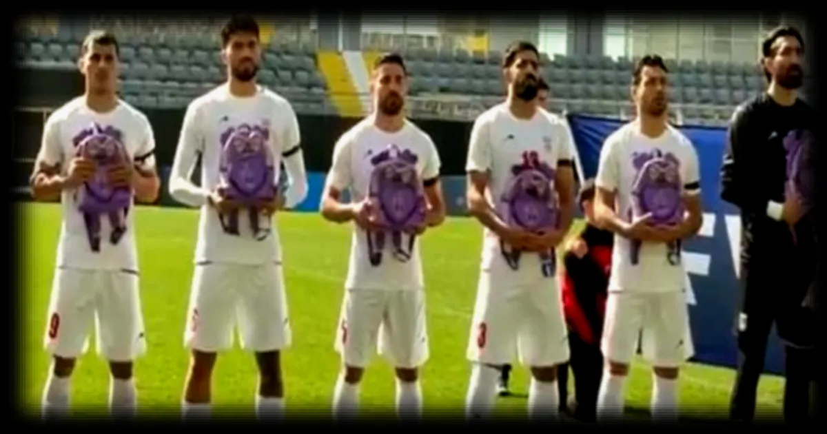 Iran-Nigeria : les joueurs iraniens rendent hommage aux élèves tués dans un bombardement