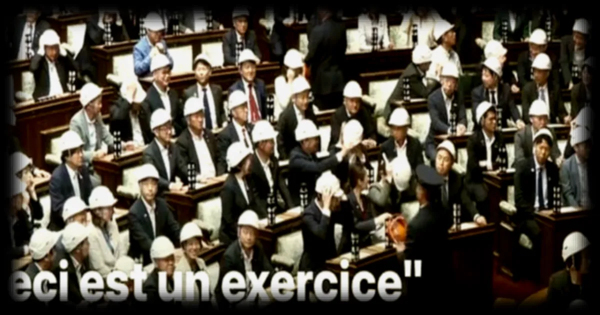 Japon : des députés en exercice anti-sismique avec casques de protection
