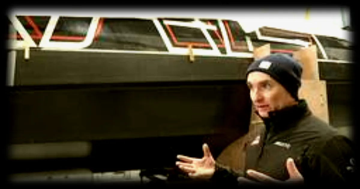 Jérémie Beyou et son équipe réalisent d'importantes modifications sur leur Imoca Charal pour la Route du Rhum