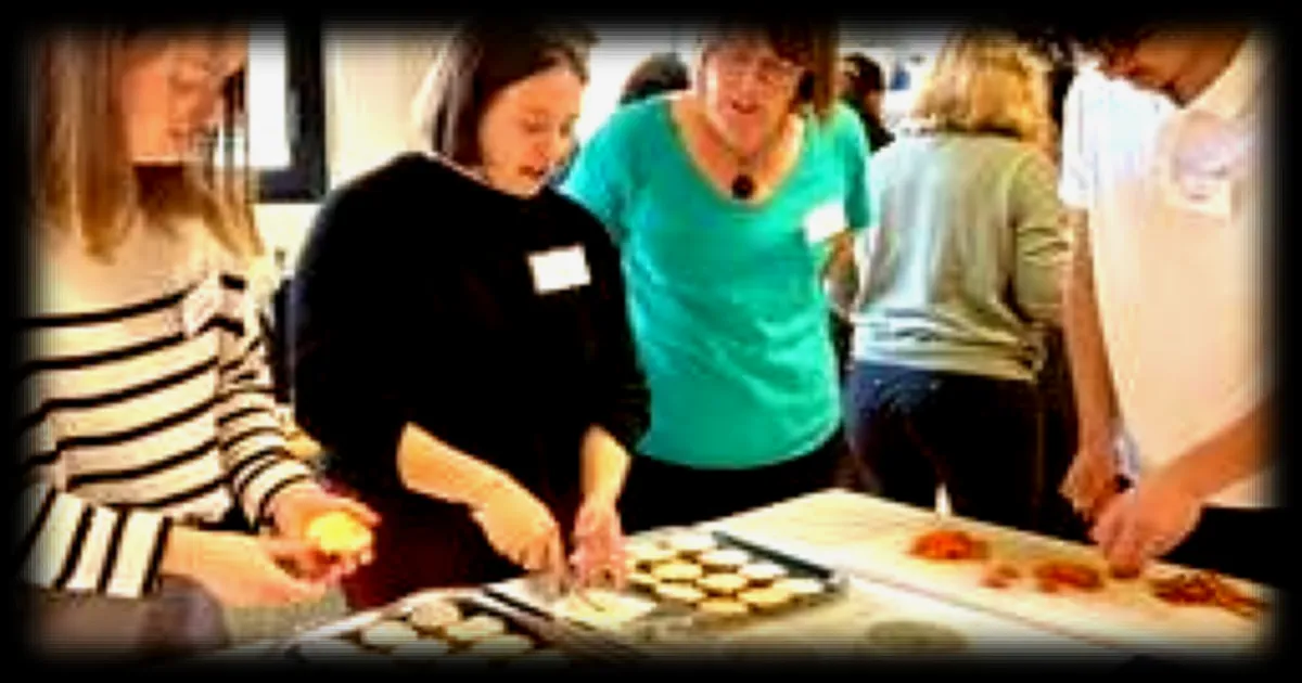 Jeunes diplômés et cadres cuisinent des tapas pour faciliter la communication à Angers