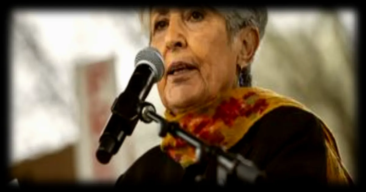 Joan Baez : son nouveau recueil de poésie, « Quand tu verras ma mère, invite-la à danser », explore l’amour et l’identité