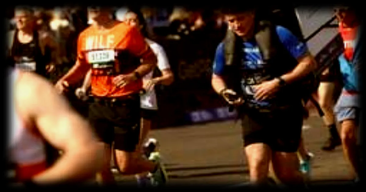 Jordan Adams défie la démence fronto-temporale en courant 32 marathons avec un réfrigérateur sur le dos