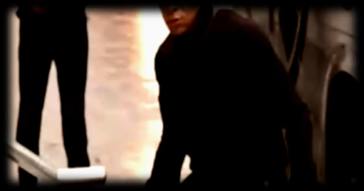 Kylian Mbappé arrive à Manchester avec un sac Dior à 3.000 euros et un message subtil