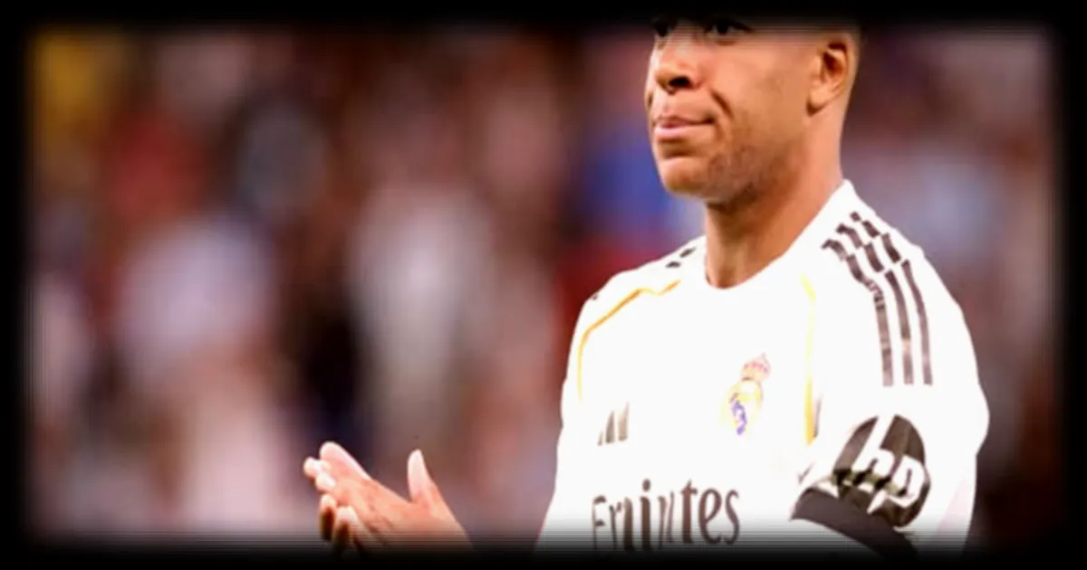 Kylian Mbappé critiqué pour sa virée en Sardaigne avec Ester Exposito pendant sa convalescence