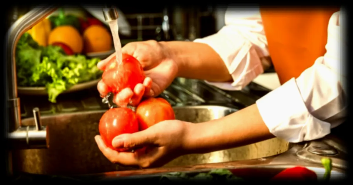 La cheffe Stéphanie Le Quellec partage son astuce pour éplucher une tomate en un seul geste