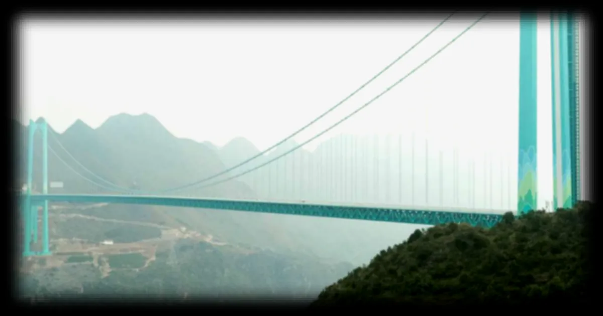 La Chine inaugure le pont du Grand Canyon de Huajiang, le plus haut du monde suspendu au-dessus du vide