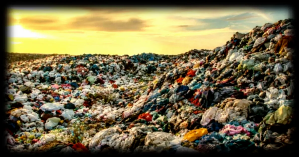 La fast fashion visible depuis l'espace : une décharge textile au Chili s'agrandit depuis 40 ans