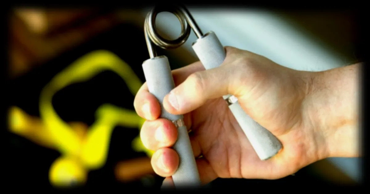 La force de préhension des mains après 45 ans pourrait être liée à un risque futur de fracture de la hanche, avertissent les orthopédistes