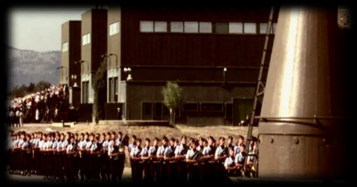 La France renonce à ses missiles nucléaires terrestres du plateau d'Albion pour se concentrer sur la dissuasion par sous-marins et Rafale