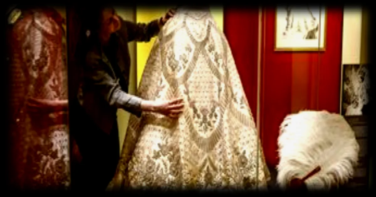 La garde-robe d'Elizabeth II au palais de Buckingham : un symbole de diplomatie par le vêtement