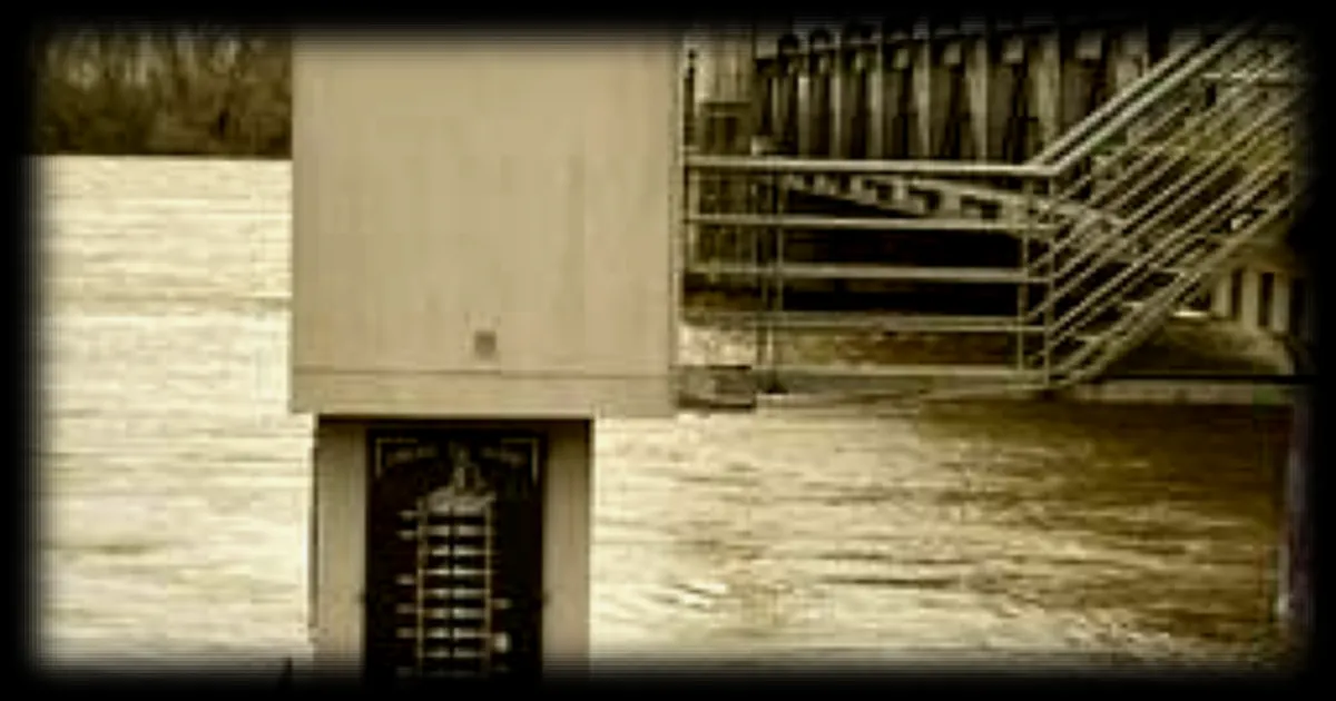 La Loire en crue: 25 000 baignoires à la seconde, un débit record imminent