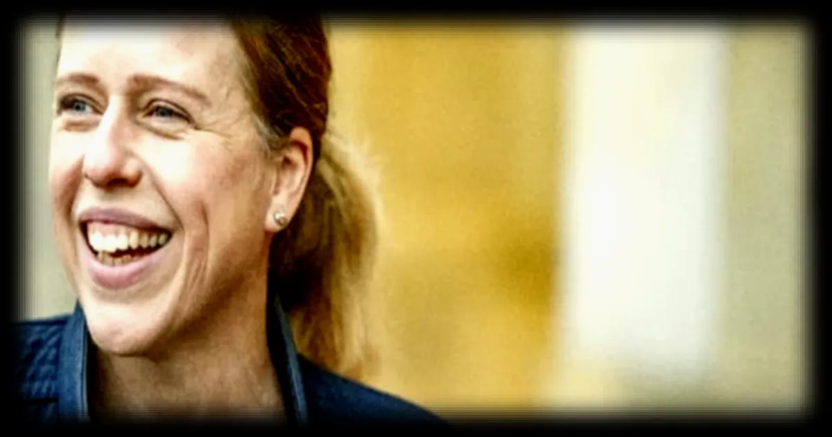 La maire de Rotterdam promet de descendre en rappel une tour de 100 mètres pour stimuler la participation aux élections municipales malgré sa peur du vide