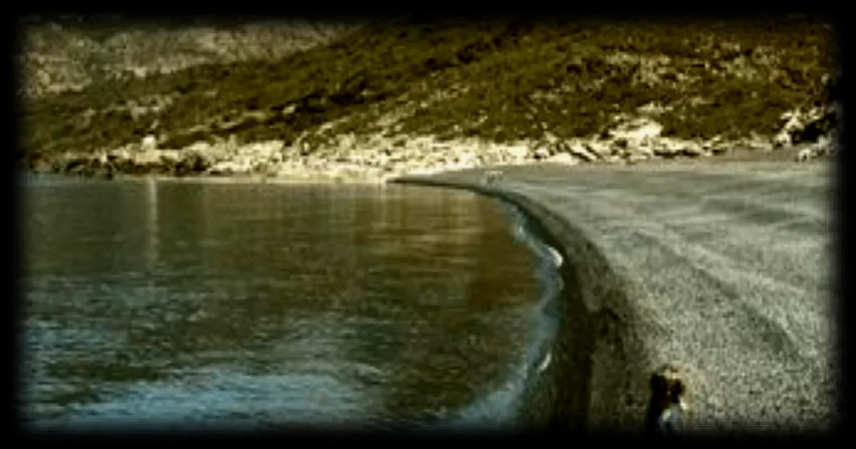 La plage de Nonza, perle noire du Cap Corse, entre histoire industrielle et patrimoine naturel