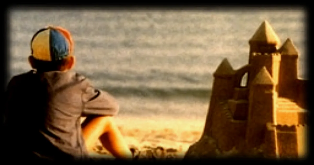 La plage de Trescadec à Audierne, décor emblématique du film « Petits arrangements avec les morts »