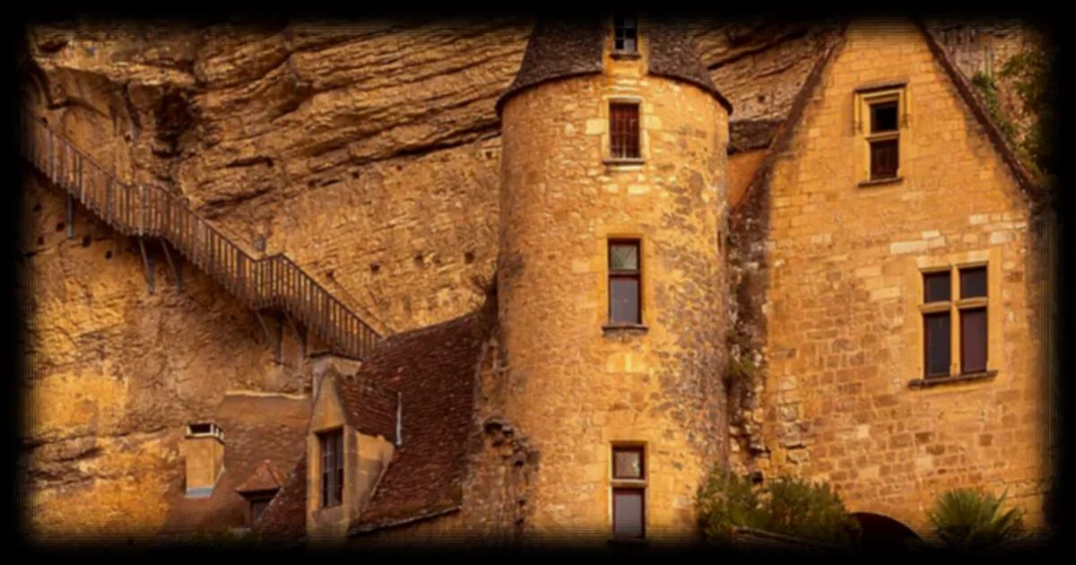 La Roque-Gageac : Le Village Accroché à une Falaise qui Fascine la Dordogne