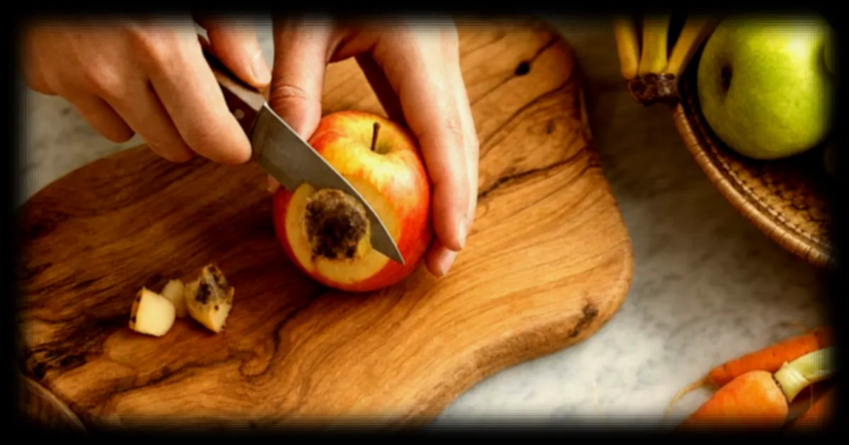 La sécurité alimentaire : peut-on consommer un fruit ou légume après avoir enlevé la partie moisie ?