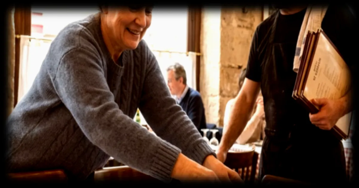 L'aide aux serveurs pour débarrasser les tables : un geste qui révèle des traits de personnalité