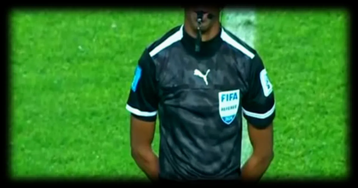 L'arbitre Issa Sy utilise une technique dissuasive lors du quart de finale de la Ligue des champions africaine