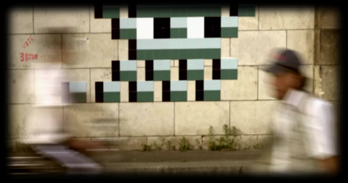 L’art urbain d’Invader à Paris : 500 000 chasseurs de mosaïques pour une exposition jusqu’au 20 septembre