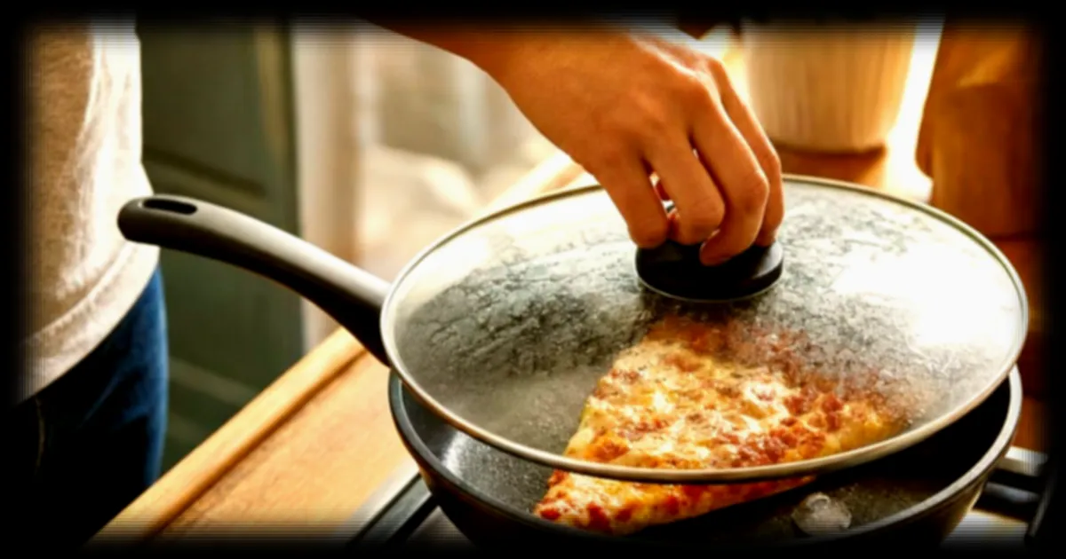 L'astuce du glaçon dans la poêle pour réchauffer une pizza moelleuse sans la dessécher