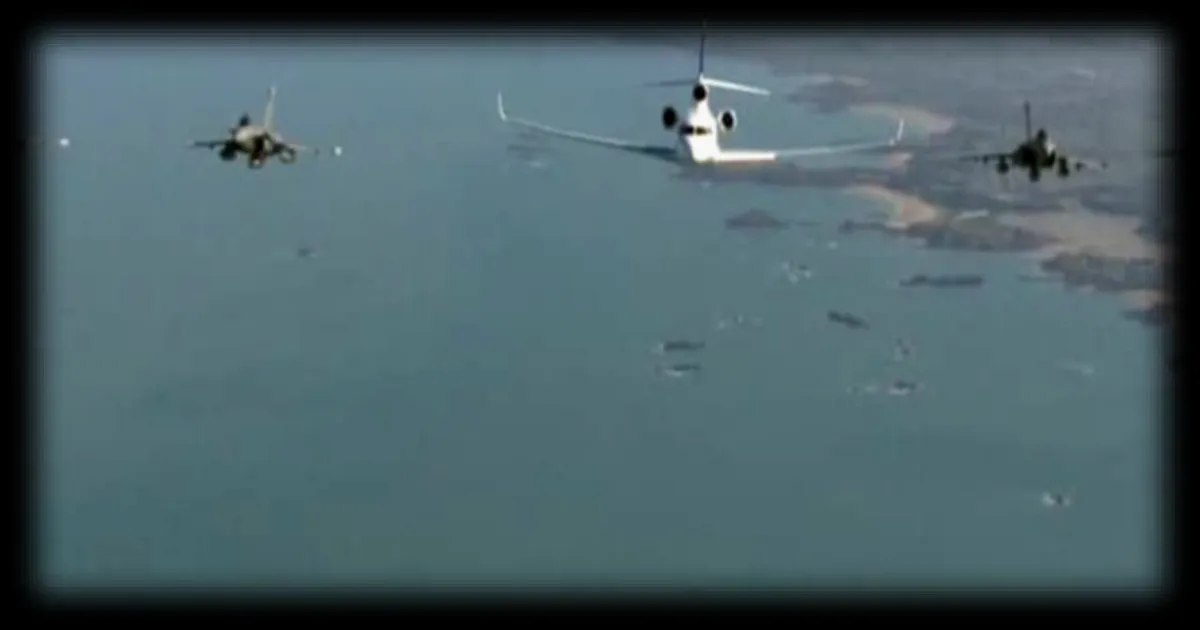 L'avion d'Emmanuel Macron escorté par quatre Rafale en direction de l'Île Longue