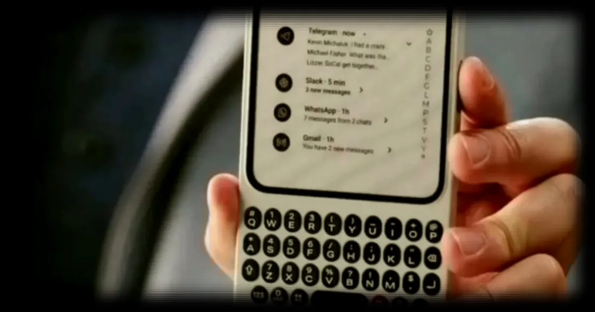 Le Clicks Communicator, smartphone à clavier physique, dévoilé en conditions réelles