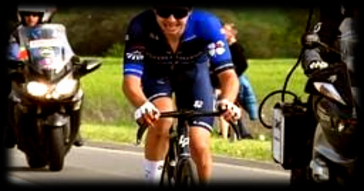 Le cycliste Eddy Le Huitouze remporte ses premières courses dans le Sahara lors de la Sahara Gravel au Maroc