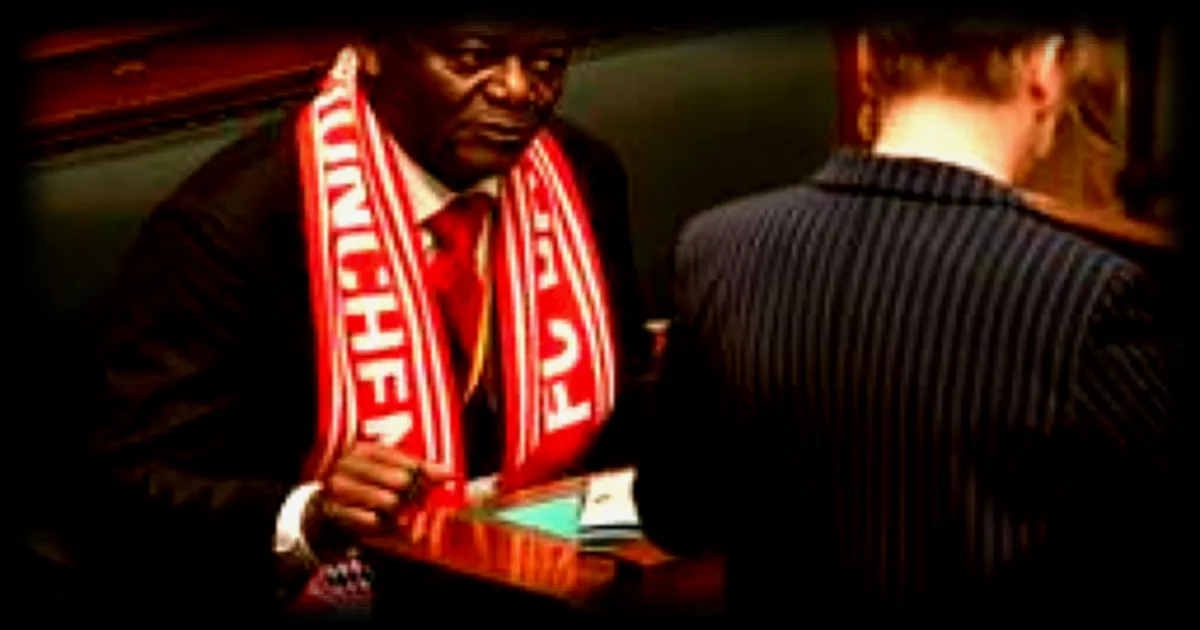 Le député belge Pierre Kompany rend hommage aux exploits de son fils, entraîneur du Bayern Munich, devant le Parlement