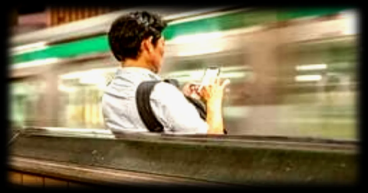 Le Japon reduit les suicides dans les gares avec une idée simple et étonnante