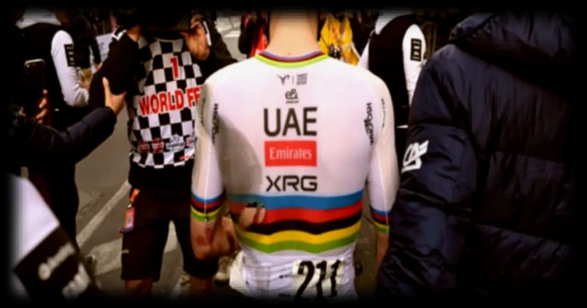 Le maillot de Tadej Pogacar, porté lors de Milan-San Remo, vendu aux enchères pour plus de 95 000 euros