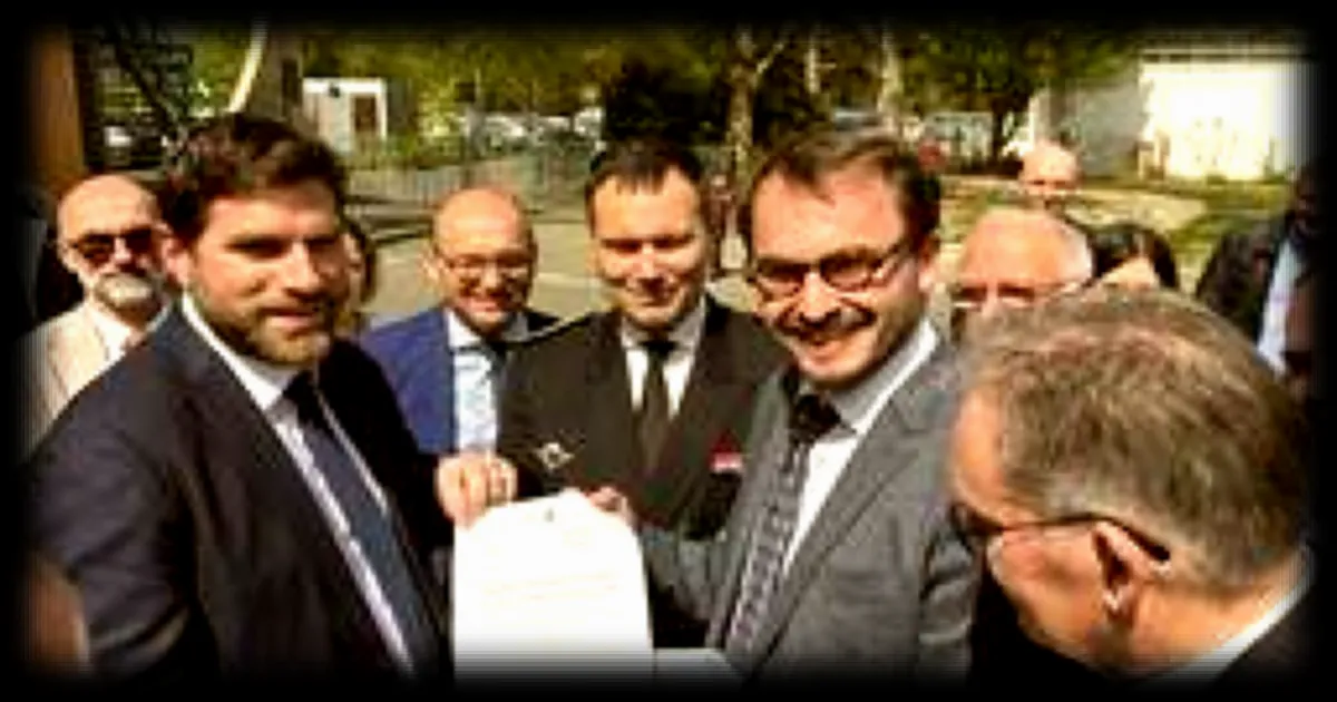 Le maire de Saint-Brieuc remet une lettre d'intention pour obtenir le label Cité éducative au ministre du Logement