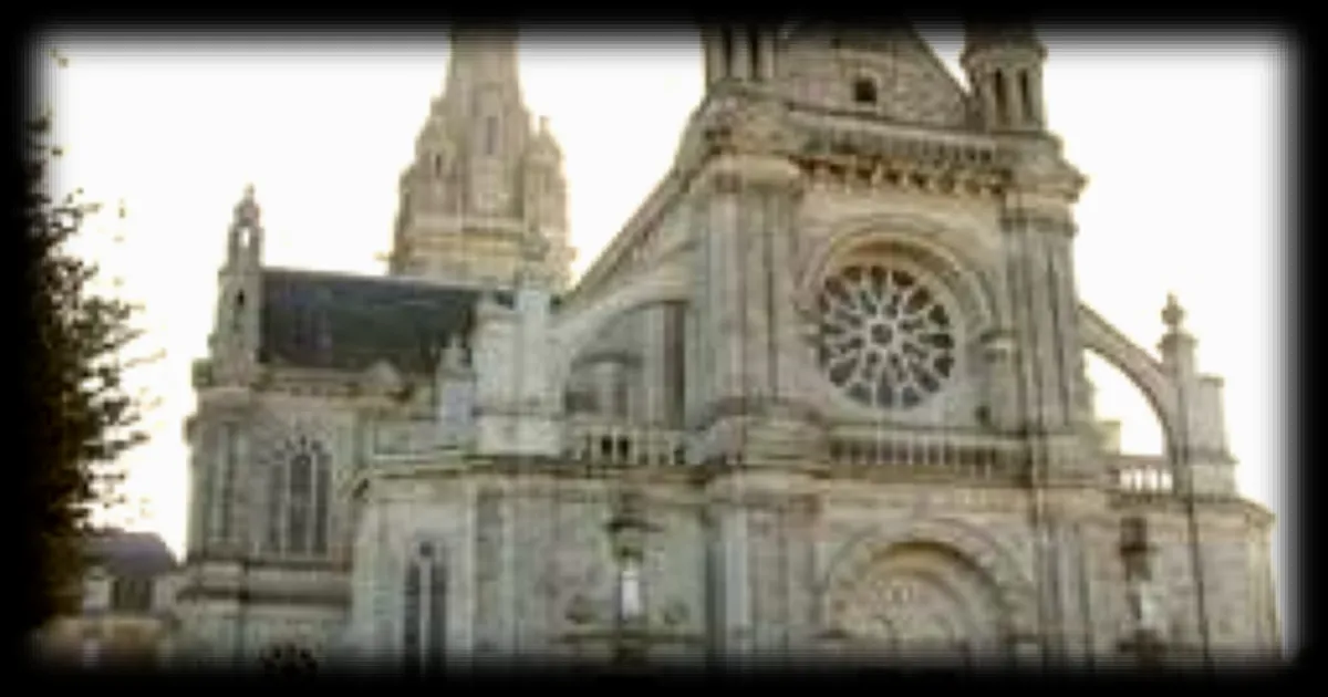 Le recteur de la basilique de Sainte-Anne-d'Auray suspendu après une plainte pour harcèlement sexuel