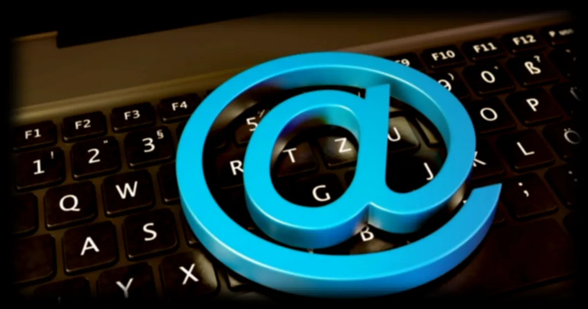 Le @, symbole discret devenu incontournable de l’informatique : comment un choix anodin a changé le monde en 1971