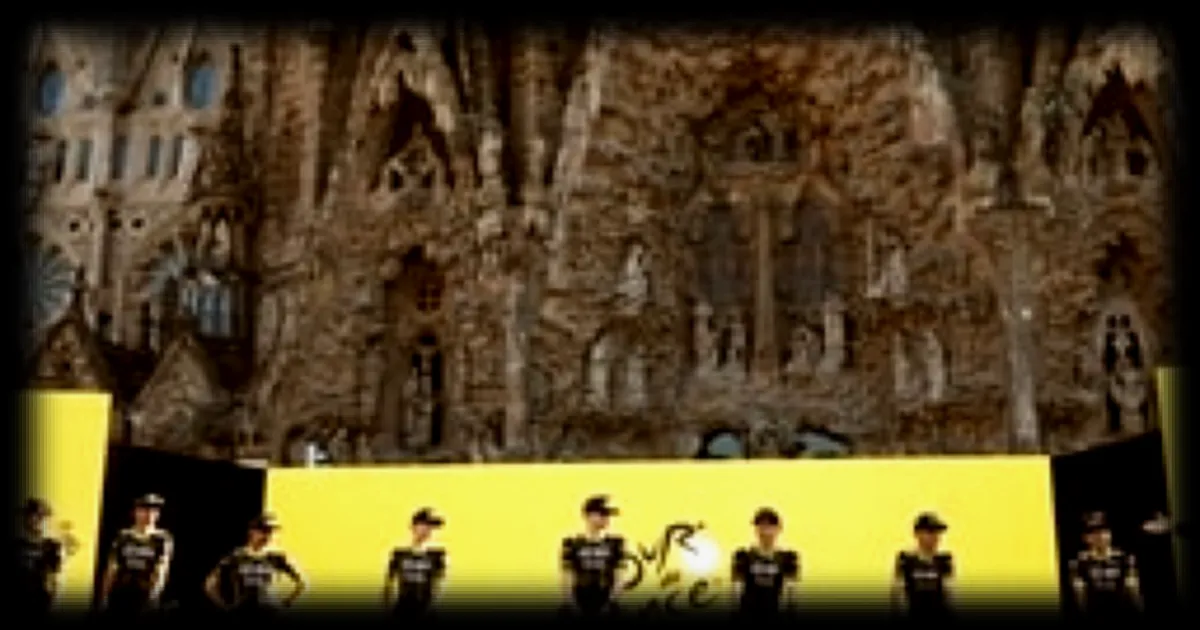 Le Tour de France se prepare : les coureurs defilent devant la Sagrada Familia