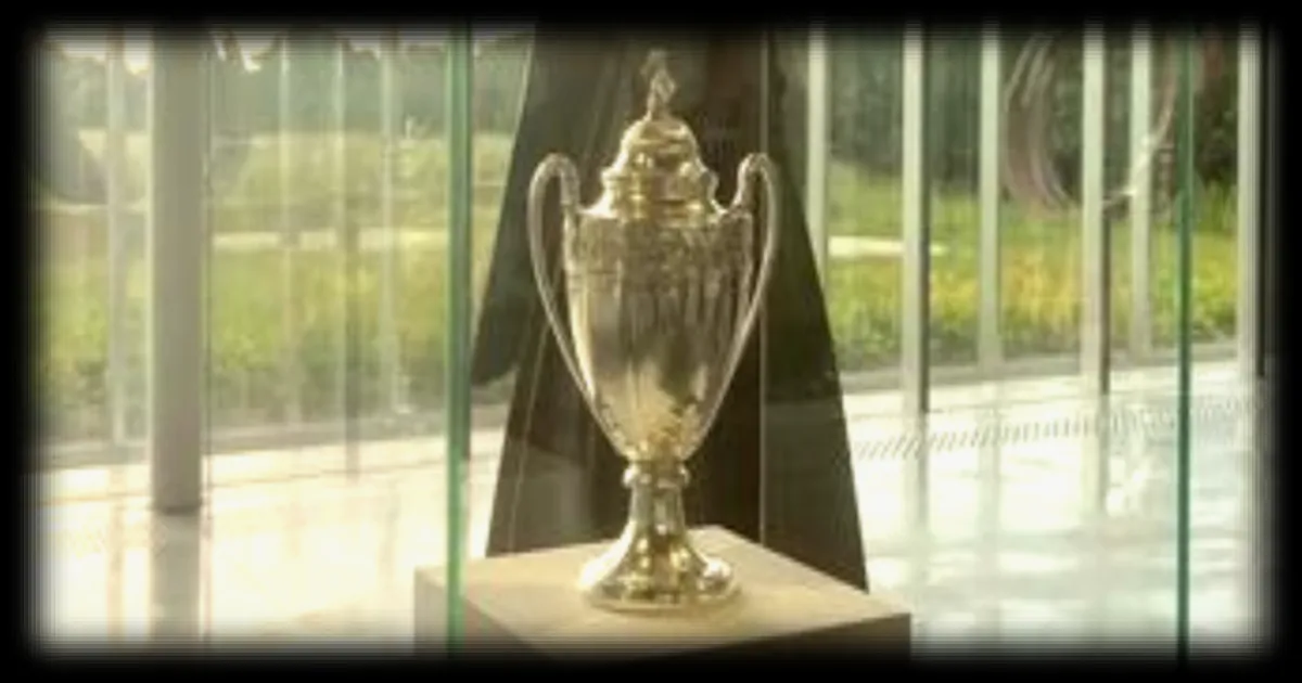 Le trophée de la Coupe de France exposé au Louvre-Lens jusqu'au 14 juin