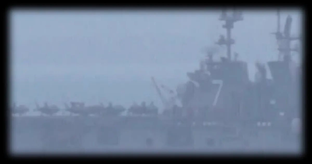 Le USS Tripoli arrive au Moyen-Orient en démontrant la puissance militaire américaine