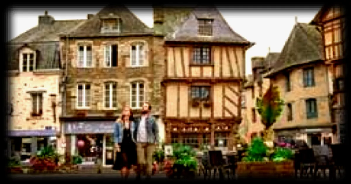 Le village breton millénaire, la Perle de l'Oust, enchante par son charme médiéval au bord du canal de Nantes à Brest