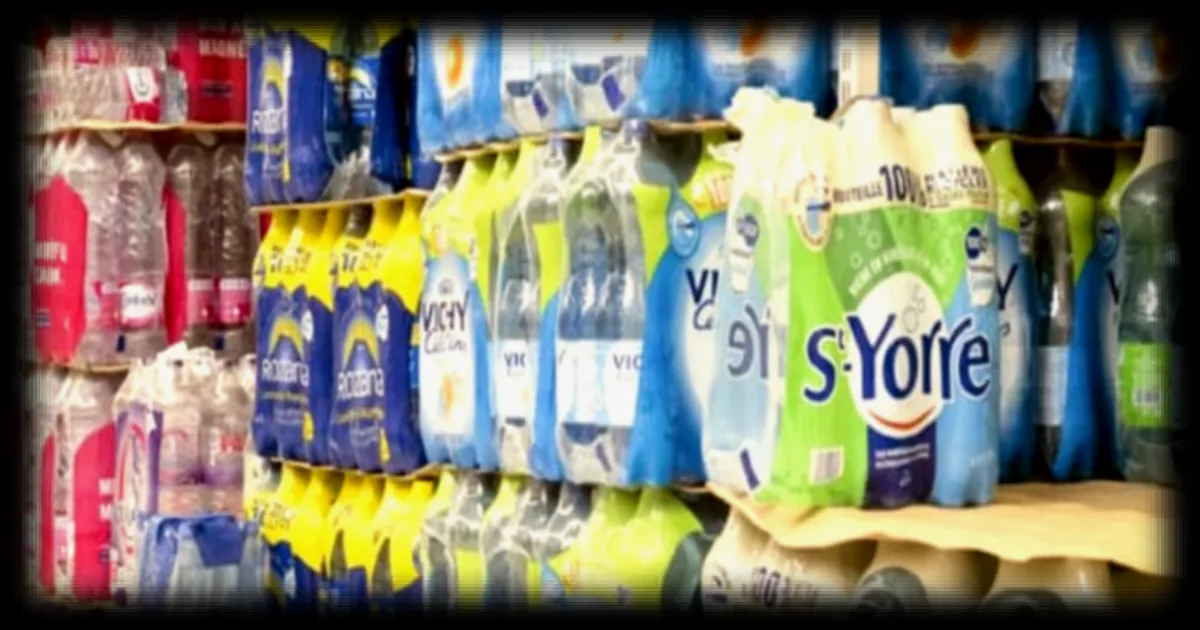 L'eau en bouteille plastique : un succès persistant malgré les préoccupations écologiques croissantes